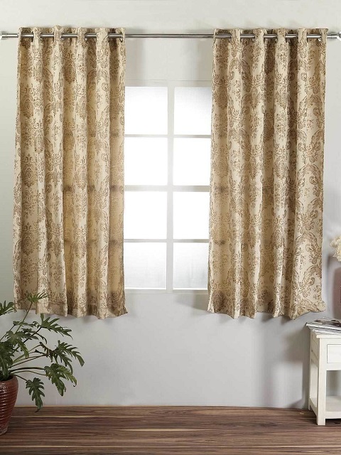 Keskeny függöny (forrás: https://www.homeinfo.hu/inspiraciotar/)