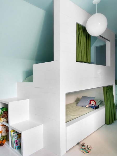 Ágyra fel! Emeletes gyerekágyak kis lakásokba forrás: https://www.homeinfo.hu/inspiraciotar/ Emeletes ágy a gyerekszobában