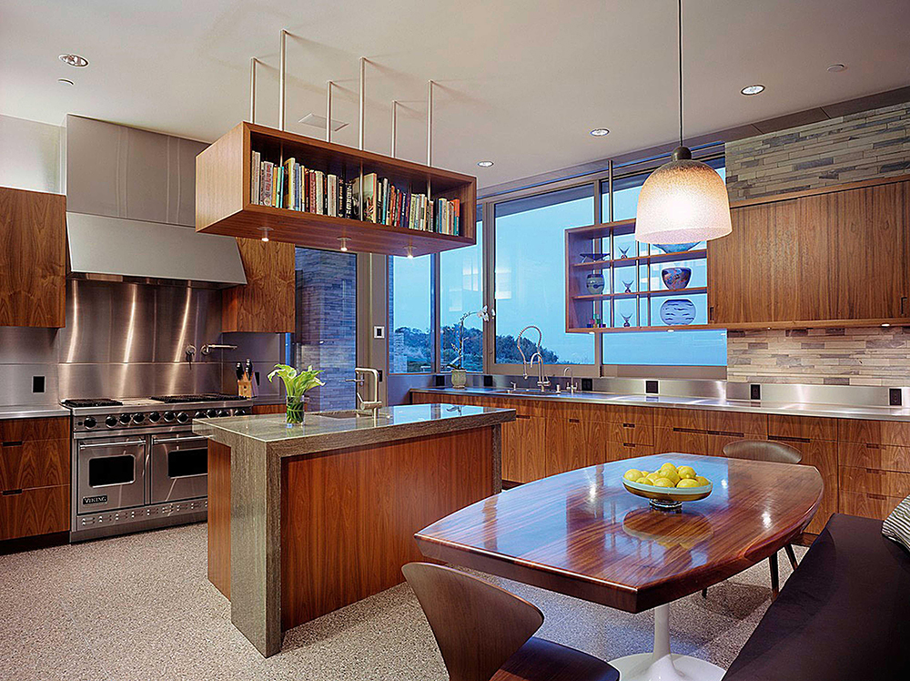 A szak&aacute;csk&ouml;nyvek helye a konyh&aacute;ban van. A mennyezetről bel&oacute;gatott polc hasznos megold&aacute;st k&iacute;n&aacute;l, az alj&aacute;ra pedig l&aacute;mp&aacute;k is ker&uuml;lhetnek.