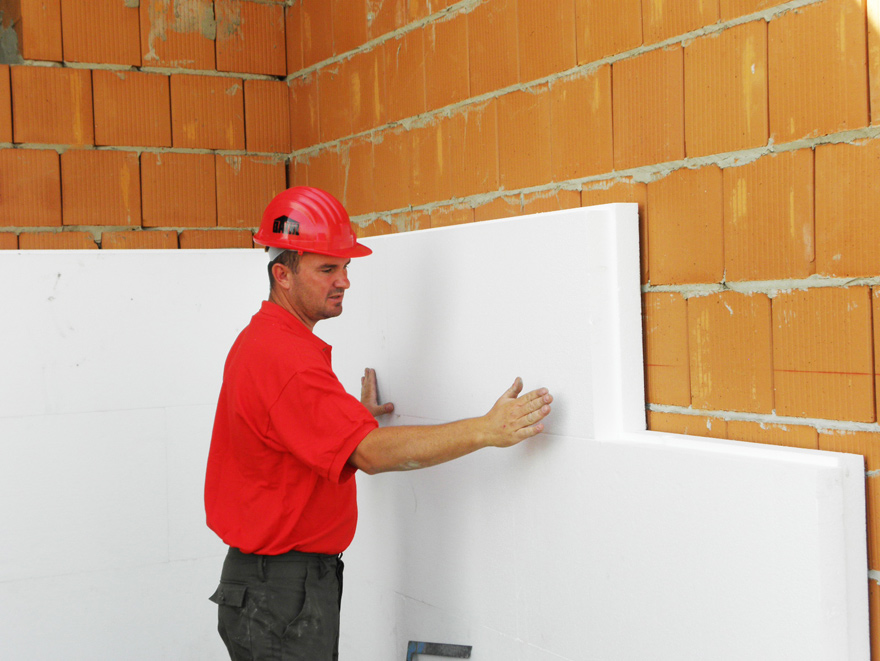 Feh&eacute;r vagy grafitos legyen a hőszigetel&eacute;s?