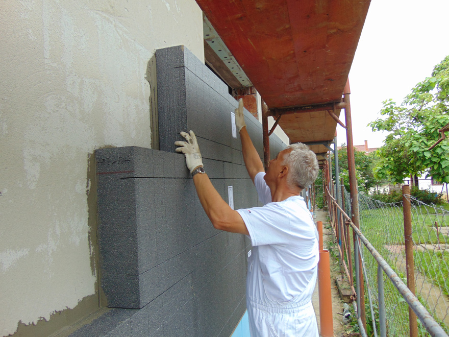 Feh&eacute;r vagy grafitos legyen a hőszigetel&eacute;s?